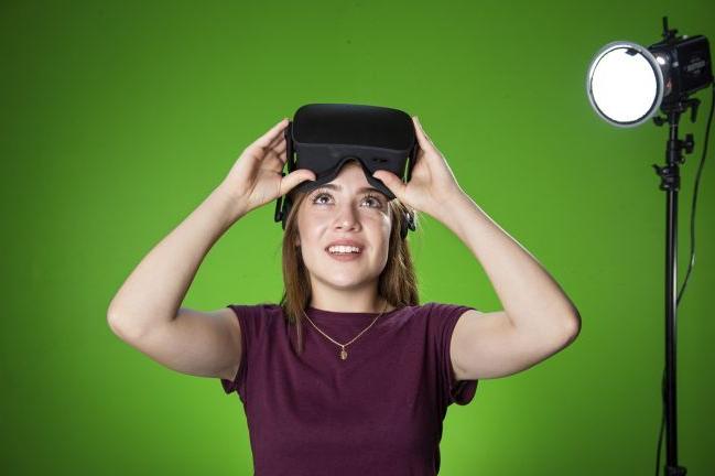 使用VR头显的学生